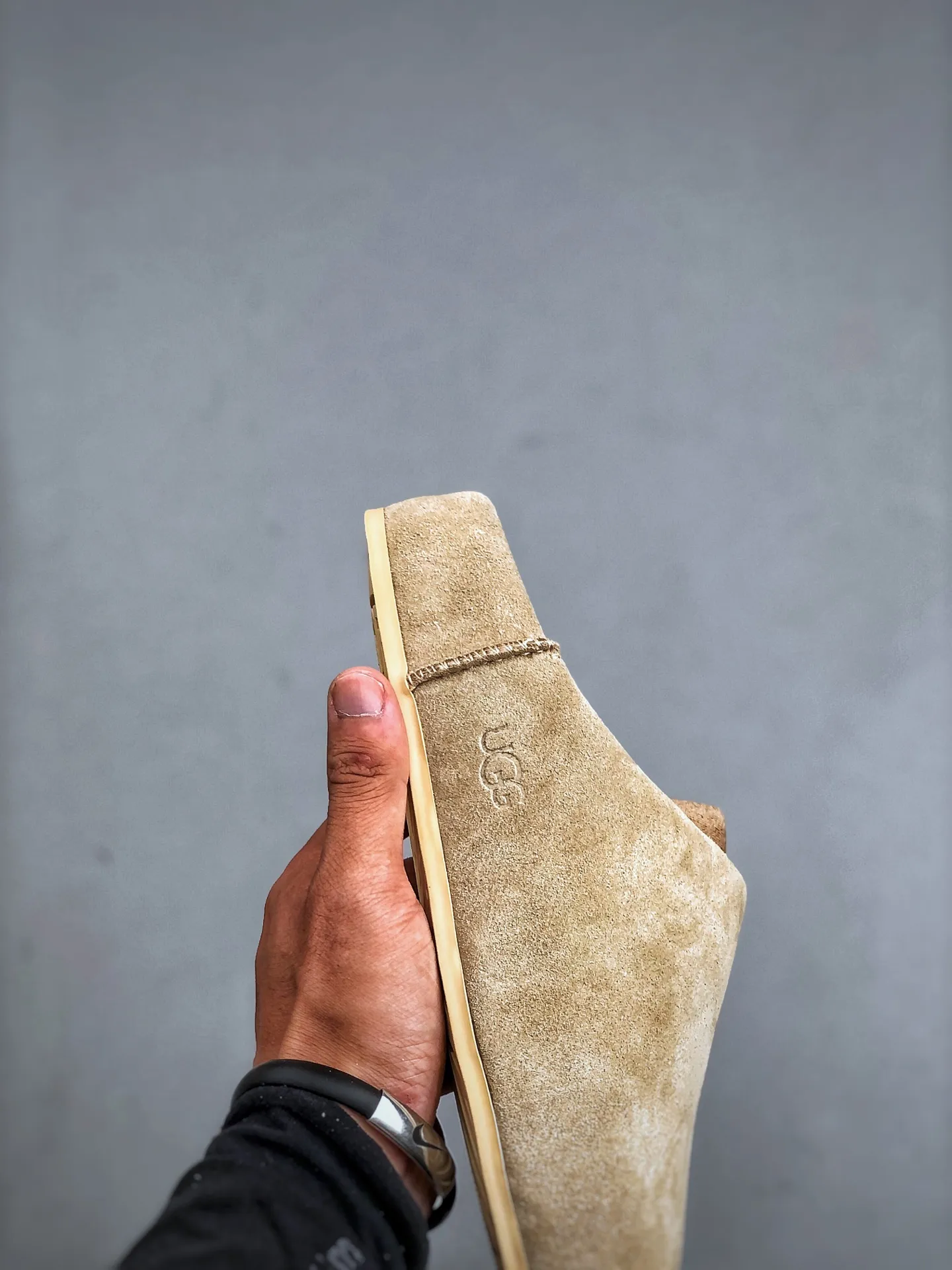 Local pick-up💰560 supports store placement. The top version of ugg on the market. 25 new models. UGG Classic Micro. Classic super mini. Classic boot type with lower cut design. Easy to match at home and out. Produced by a large foreign trade factory in Guangzhou. Toe to insole. Genuine sheep fur integrated. Independent outer box packaging. Chip with waterproof technology. Different from any version on the market. Independently developed original outsole and cashmere insole to keep you warm in winter and suitable for home use. In recent years, uug has launched a style series that is partially geared towards the preferences of young consumers and has also moved to the forefront of fashion trends. Shoe body material Water-repellent coated suede upper 17 mm UGGPURE™ implanted wool insole Lightweight non-slip and comfortable rubber outsole With brand LOGO trademark Comes with a full set of packaging Size: 35-40